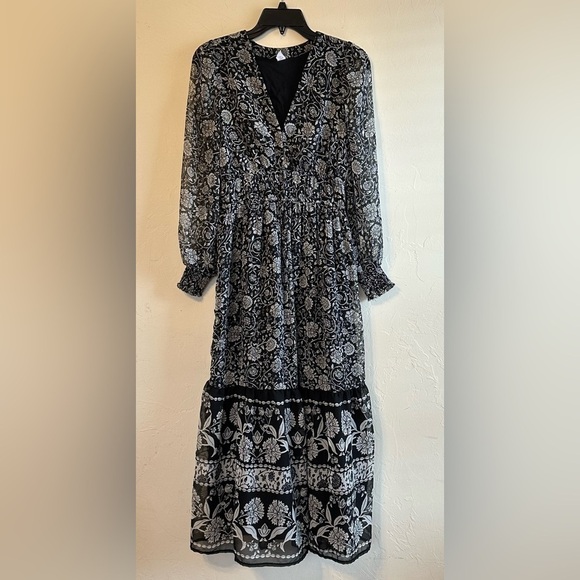 Old Navy Dresses & Skirts - Old Navy Black and White Floral Smocked Waist Sheer Sleeves Maxi Dress Sz XS